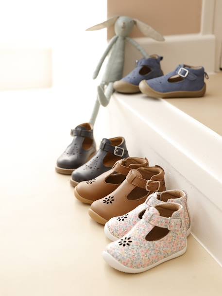 Leather Pram Shoes for Babies, Designed for First Steps pale blue 