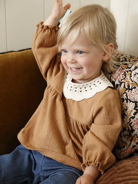 T-shirt for babies in crinkled jersey with crochet collar caramel 