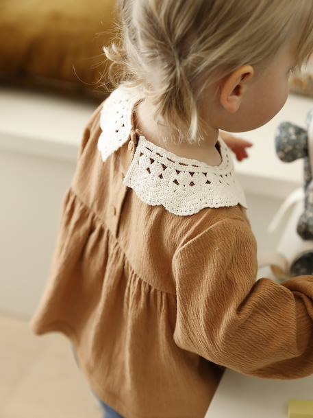 T-shirt for babies in crinkled jersey with crochet collar caramel 
